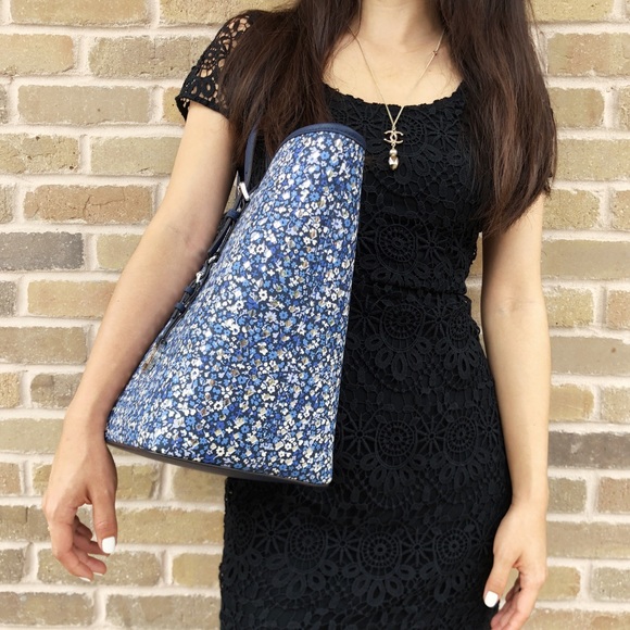 Gaby’sBags👜💕-Michael Kors Large Tote Blue Floral - Picture 2 of 6